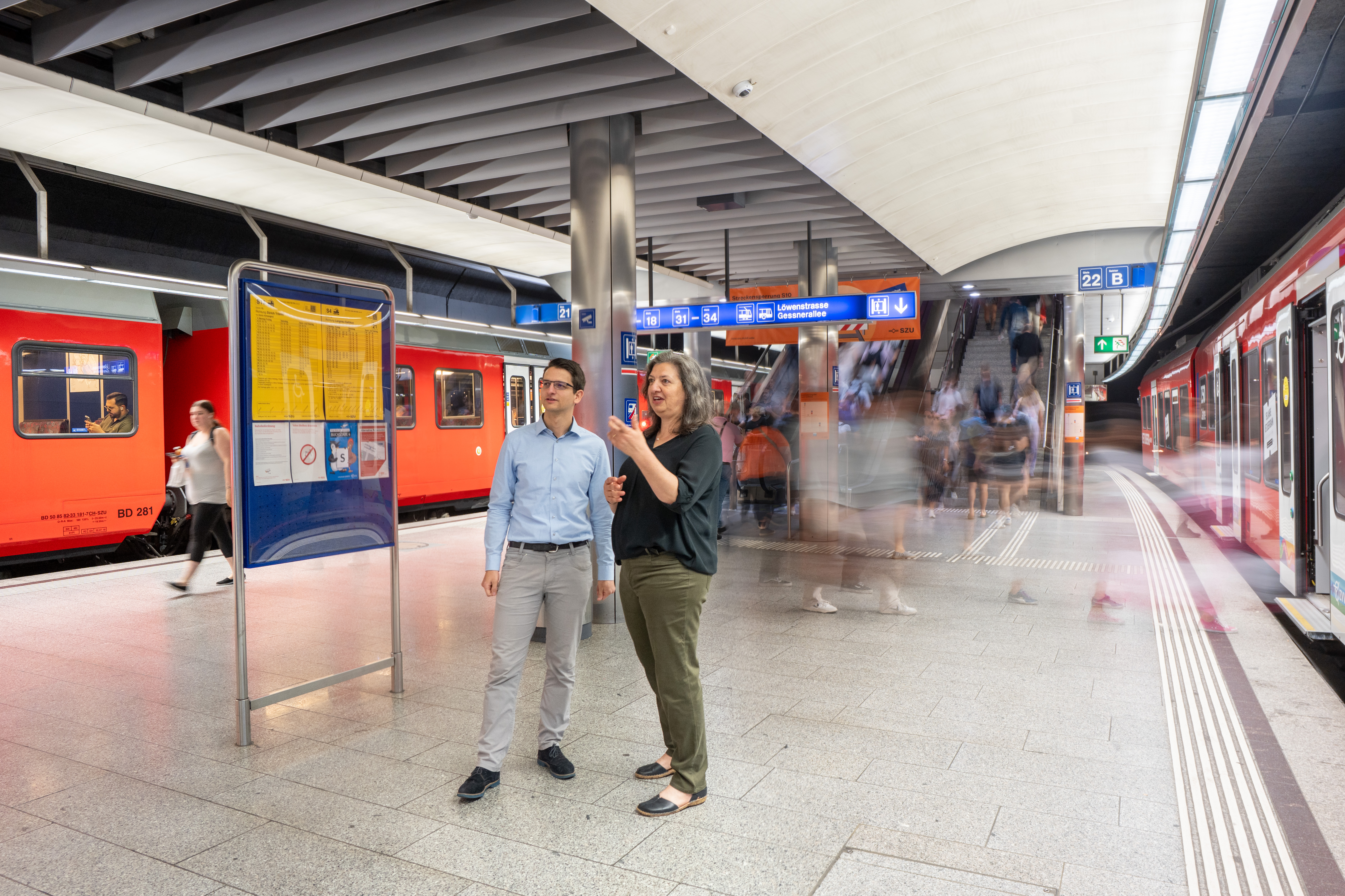 Im Personenfluss am Hauptbahnhof: Elena Odermatt und Martin Ellwanger